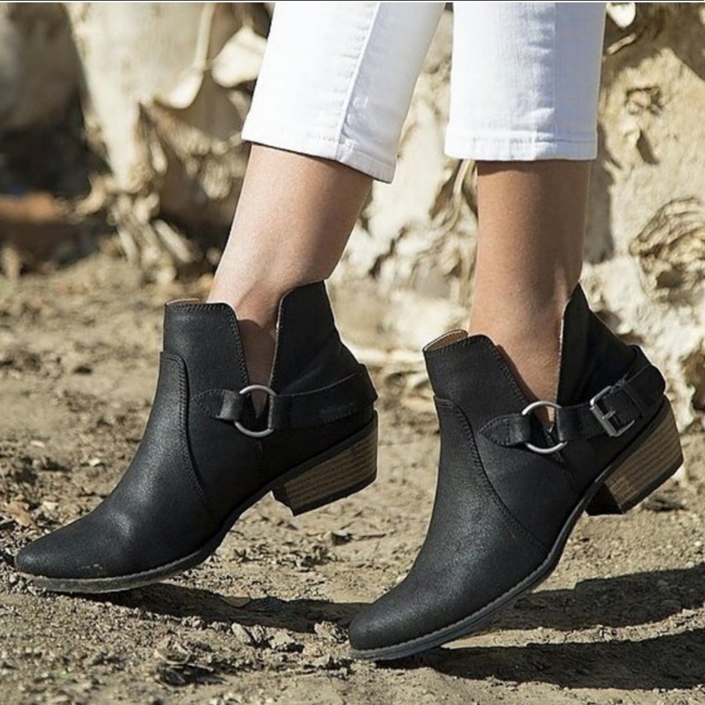 Qupid Black Ankle Boots With Silver Buckle